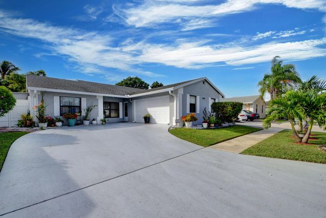 5882 Lincoln Circle W, Lake Worth, FL 33463