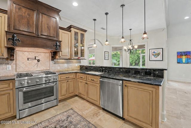 6101 Olde Oakview, Ocean Springs, MS 39564