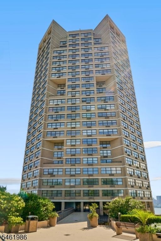 Image 27 of property listing at 7002 Kennedy Blvd 18B, Guttenberg Town, NJ 07093