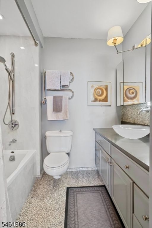 Image 8 of property listing at 7002 Kennedy Blvd 18B, Guttenberg Town, NJ 07093