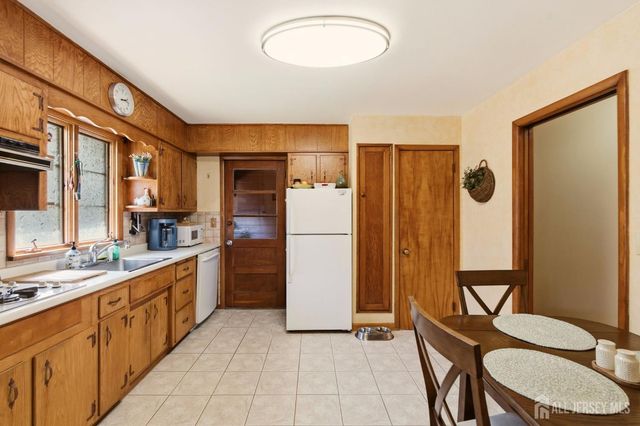 140 Lexington Avenue, Edison, NJ 08817