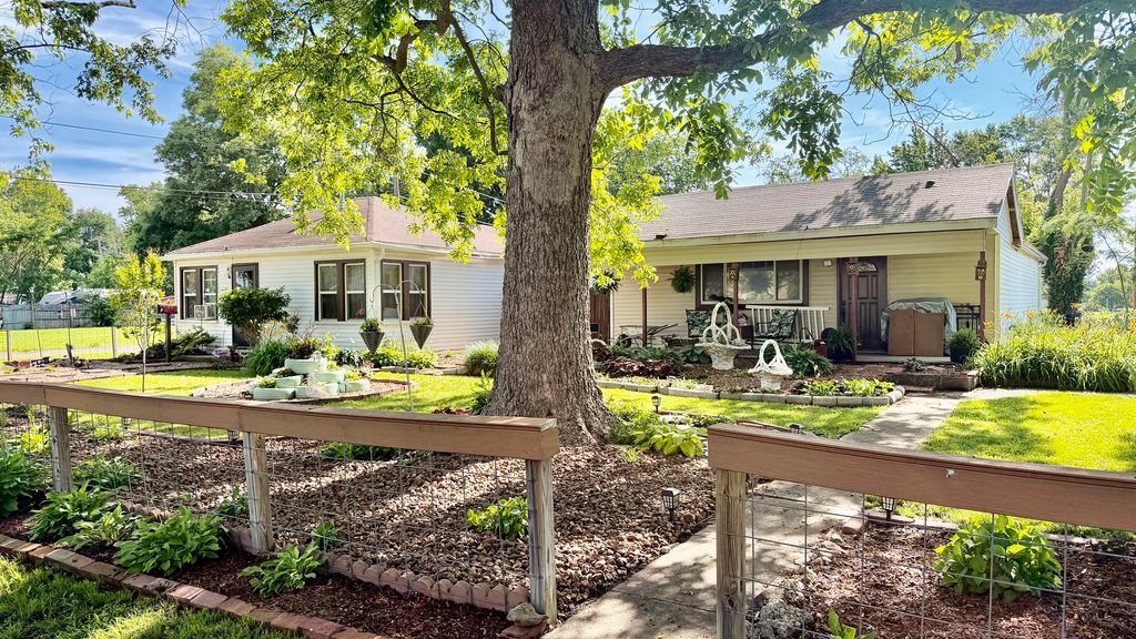 Image 1 of property listing at 1225 Mckee Street, Centralia, IL 62801