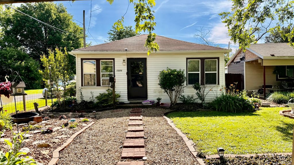 Image 2 of property listing at 1225 Mckee Street, Centralia, IL 62801