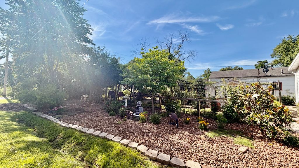 Image 14 of property listing at 1225 Mckee Street, Centralia, IL 62801