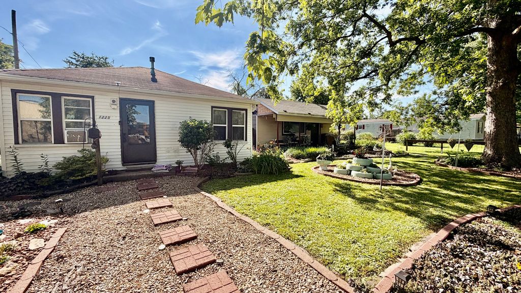 Image 3 of property listing at 1225 Mckee Street, Centralia, IL 62801