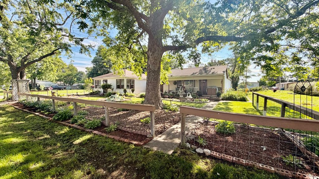 Image 4 of property listing at 1225 Mckee Street, Centralia, IL 62801