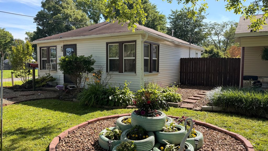 Image 5 of property listing at 1225 Mckee Street, Centralia, IL 62801