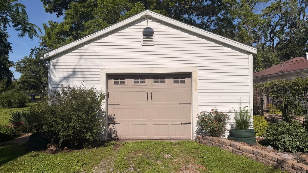 Image 6 of property listing at 1225 Mckee Street, Centralia, IL 62801