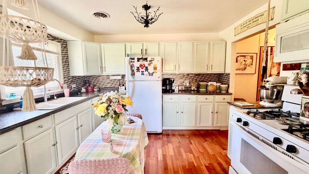 Image 8 of property listing at 1225 Mckee Street, Centralia, IL 62801