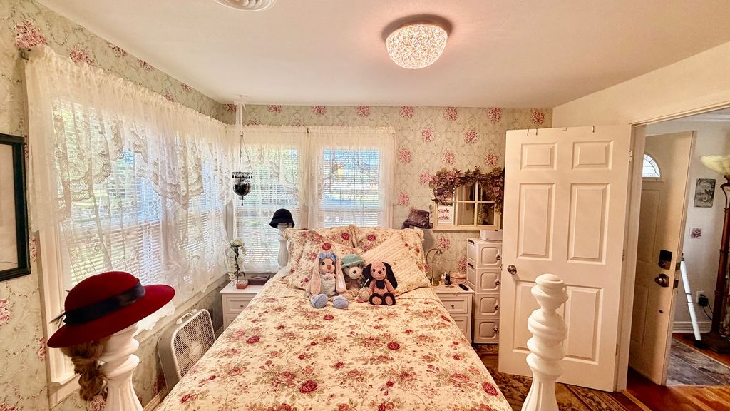 Image 9 of property listing at 1225 Mckee Street, Centralia, IL 62801