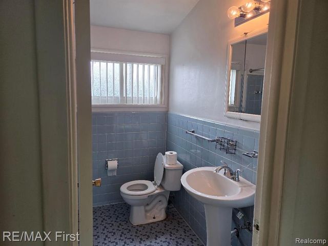 19285 Rockcastle Street, Harper Woods, MI 48225
