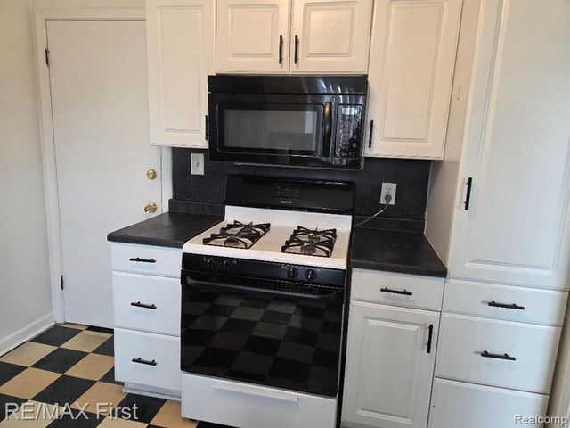 19285 Rockcastle Street, Harper Woods, MI 48225