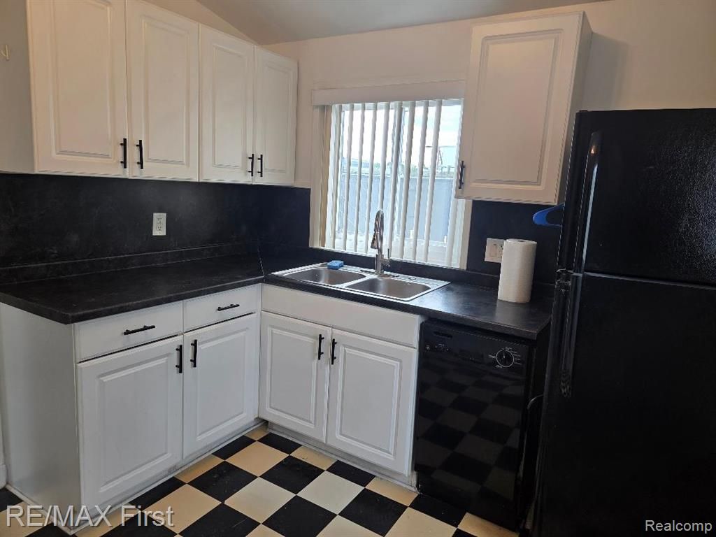 19285 Rockcastle Street, Harper Woods, MI 48225