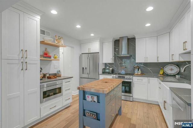 7 Sandburg Court, Mahwah, NJ 07430