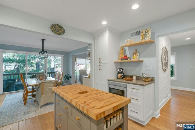 7 Sandburg Court, Mahwah, NJ 07430