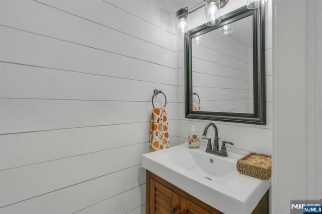 7 Sandburg Court, Mahwah, NJ 07430