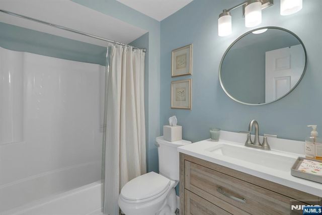 7 Sandburg Court, Mahwah, NJ 07430