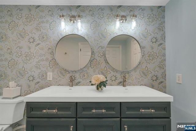 7 Sandburg Court, Mahwah, NJ 07430