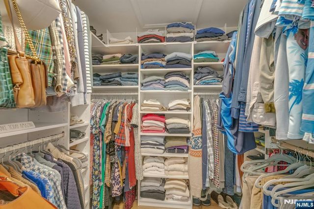 7 Sandburg Court, Mahwah, NJ 07430