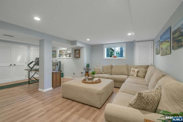 7 Sandburg Court, Mahwah, NJ 07430