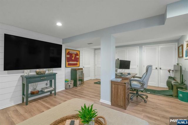 7 Sandburg Court, Mahwah, NJ 07430