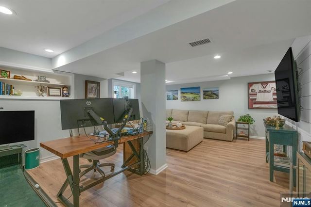 7 Sandburg Court, Mahwah, NJ 07430