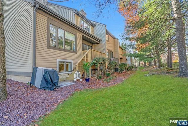 7 Sandburg Court, Mahwah, NJ 07430