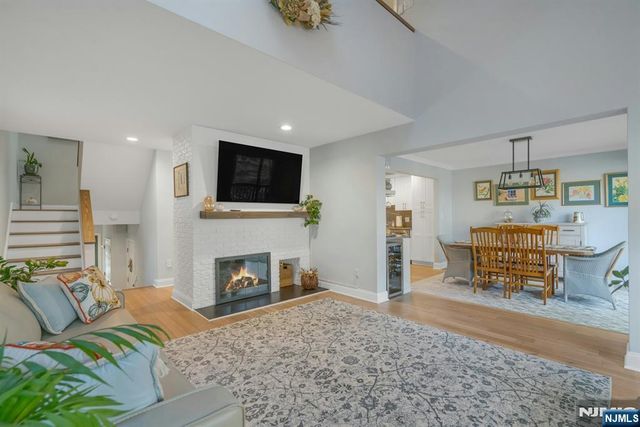 7 Sandburg Court, Mahwah, NJ 07430