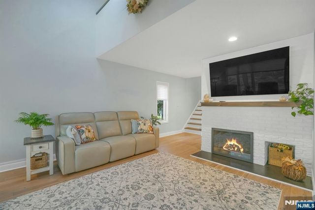 7 Sandburg Court, Mahwah, NJ 07430