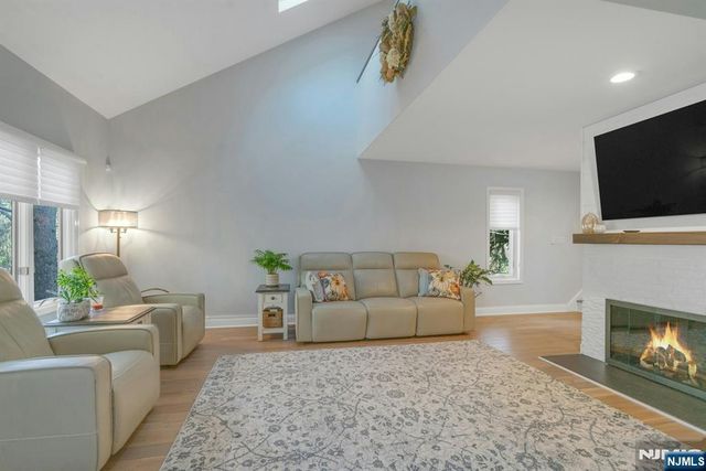 7 Sandburg Court, Mahwah, NJ 07430