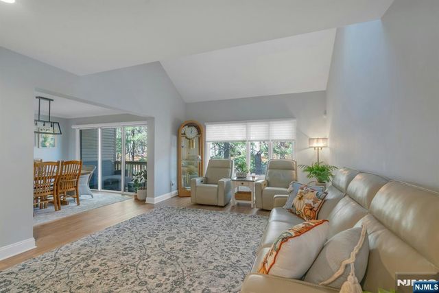 7 Sandburg Court, Mahwah, NJ 07430