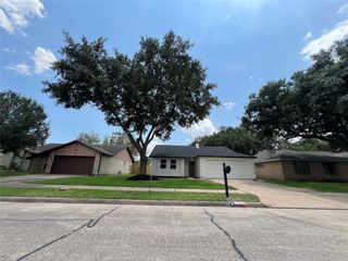 5005 Meadow Crest Street, La Porte, TX 77571
