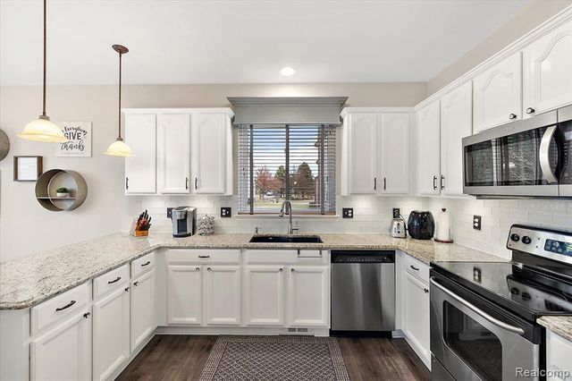 328 Franklin Lake Circle, Oxford, MI 48371