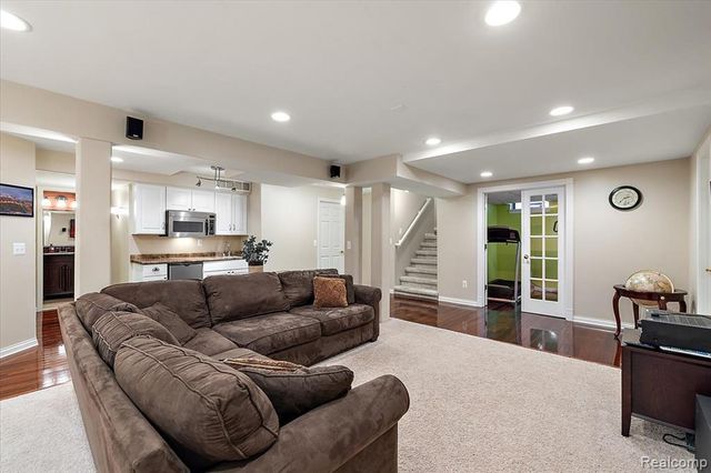 328 Franklin Lake Circle, Oxford, MI 48371