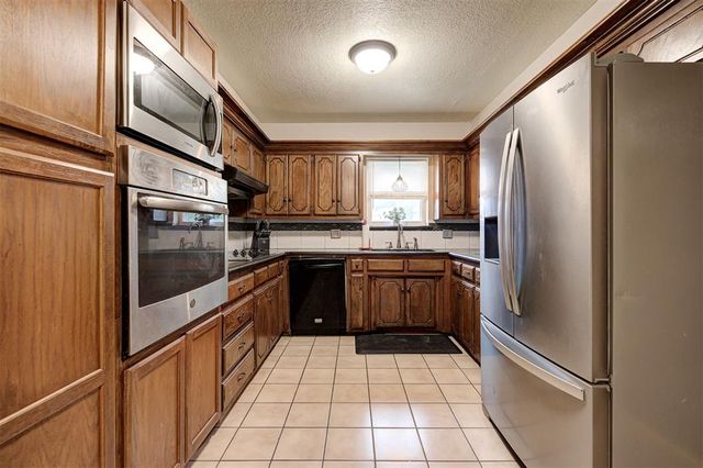 15375 Arrowhead Drive, Yukon, OK 73099