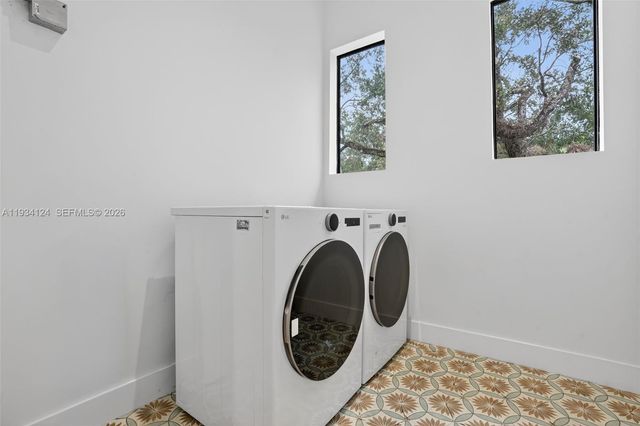 7222 SW 52nd Ct, Miami, FL 33143