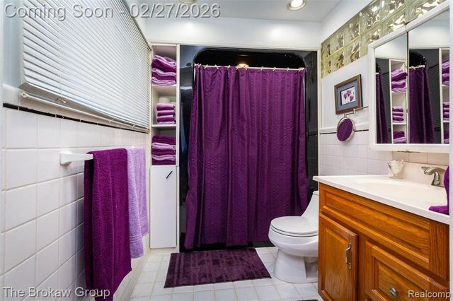 2020 Charnwood Drive, Troy, MI 48098