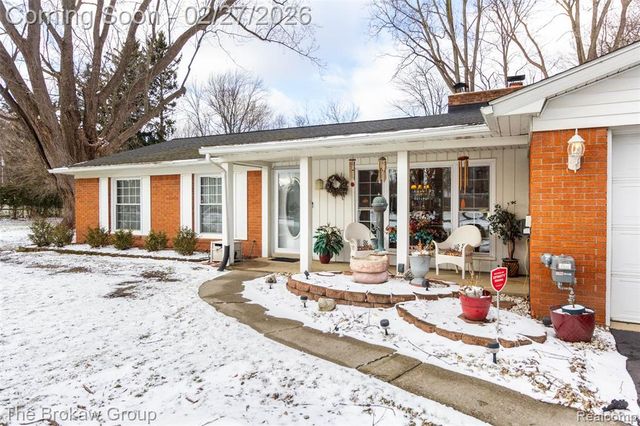 2020 Charnwood Drive, Troy, MI 48098