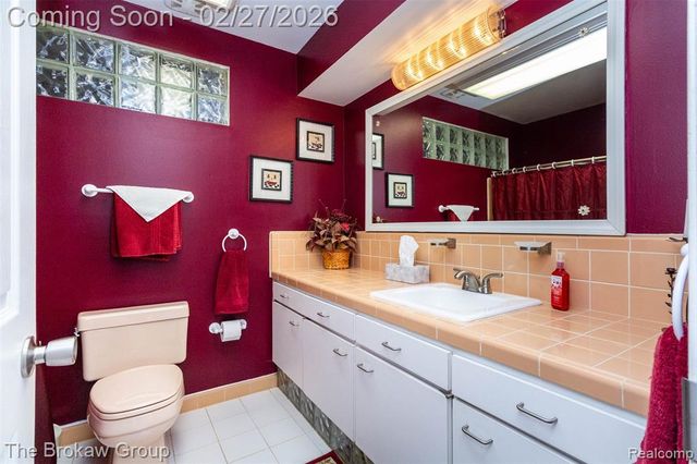 2020 Charnwood Drive, Troy, MI 48098