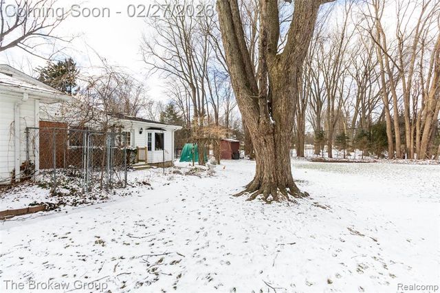 2020 Charnwood Drive, Troy, MI 48098