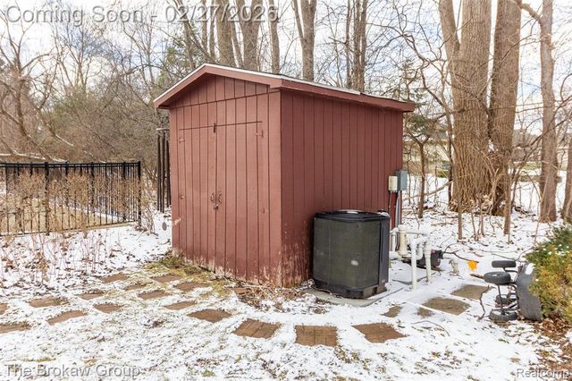 2020 Charnwood Drive, Troy, MI 48098