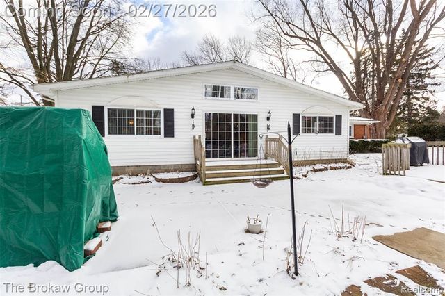 2020 Charnwood Drive, Troy, MI 48098