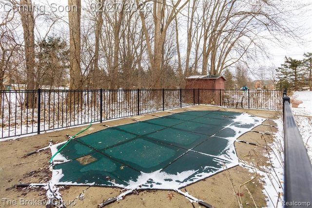 2020 Charnwood Drive, Troy, MI 48098