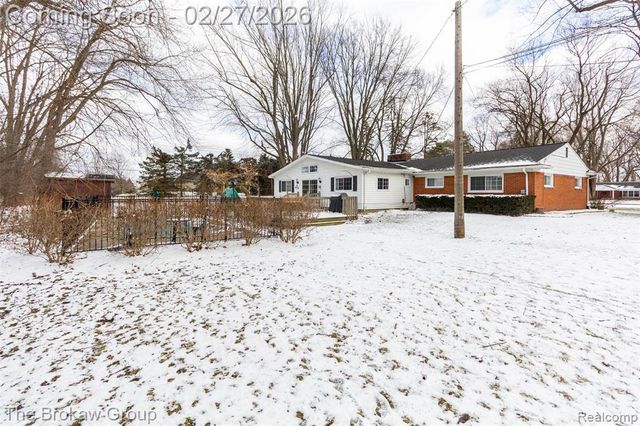 2020 Charnwood Drive, Troy, MI 48098