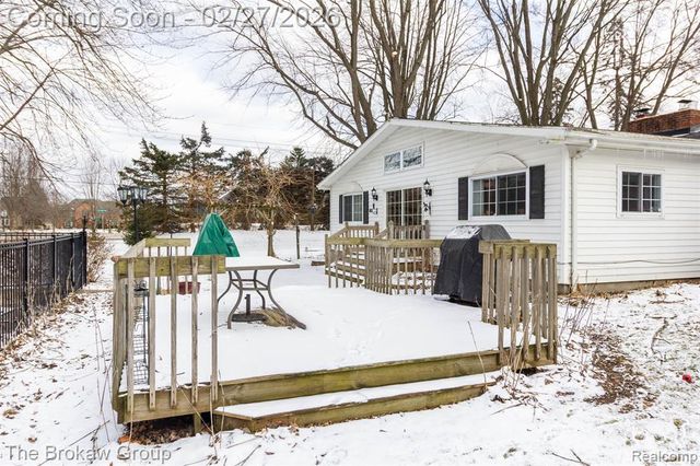 2020 Charnwood Drive, Troy, MI 48098