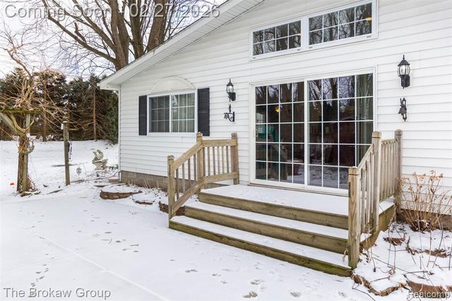 2020 Charnwood Drive, Troy, MI 48098