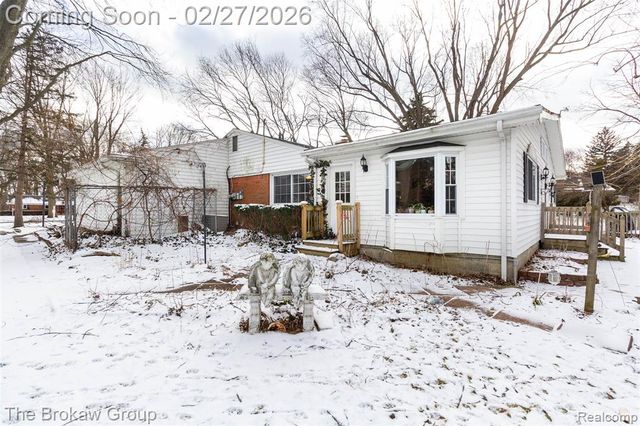 2020 Charnwood Drive, Troy, MI 48098