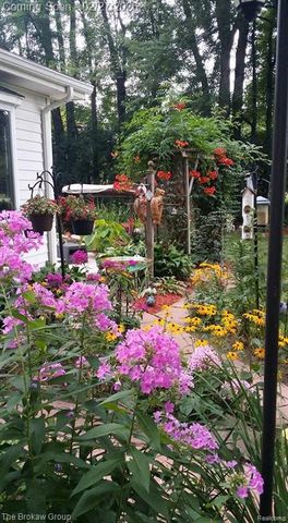 2020 Charnwood Drive, Troy, MI 48098