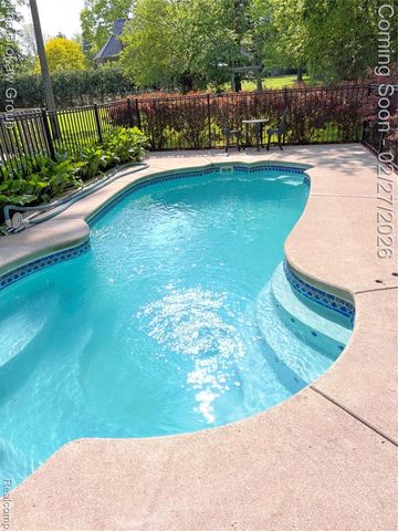 2020 Charnwood Drive, Troy, MI 48098