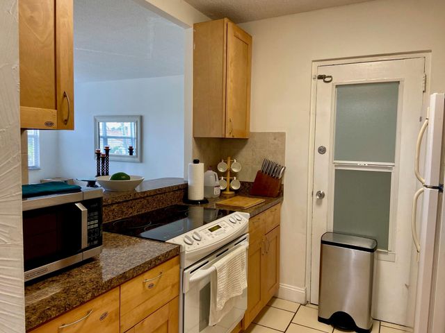 2555 NE 11th Street 402, Fort Lauderdale, FL 33304